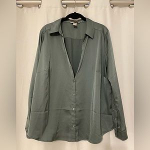 FLASH SALE: BUNDLE 4 ITEMS OR MORE FOR $5 EACH // H&M Satin Green Button Down
